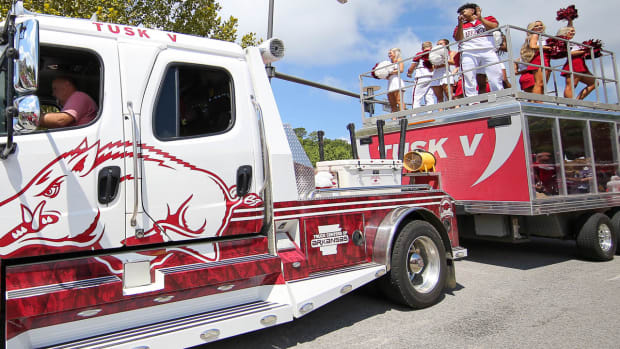 Razorbacks mascot Tusk V and cheerleaders arrive for football game